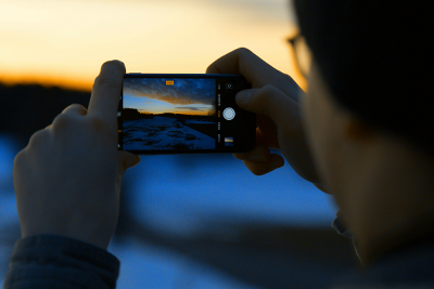 スマートフォンで景色を撮影している写真